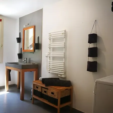 : Studio Centre Village Apartment Collias