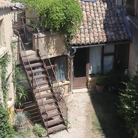 : Studio Centre Village Apartment *