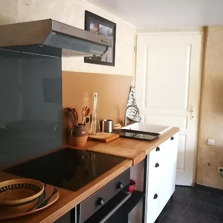 : Studio Centre Village Apartment