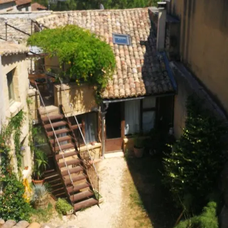 : Studio Centre Village Apartment