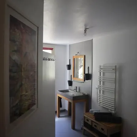 : Studio Centre Village * Collias