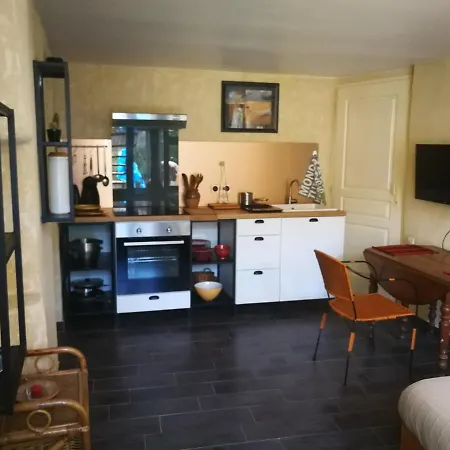 : Studio Centre Village Apartment