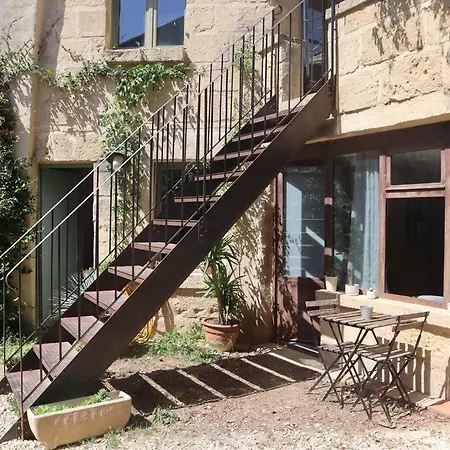: Studio Centre Village Apartment Collias